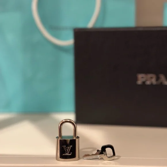 Louis Vuitton Silver Lock and Key 319 - Picture 1 of 9